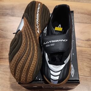 Umbro Black and White MX-82 J IN INDOOR SOCCER SHOES